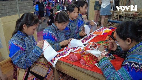 Le marché périodique de Bac Hà en musique - ảnh 2