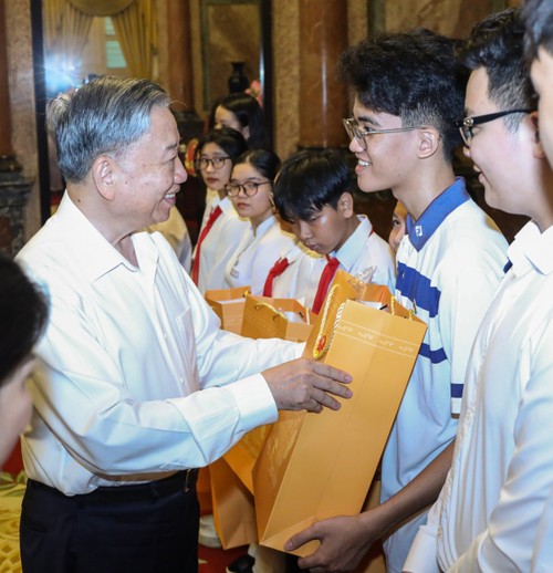 Le président de la République honore les enfants brillants de policiers - ảnh 2