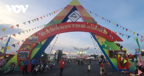 Ouverture de la Foire Tinh Biên - An Giang 2024 - ảnh 1