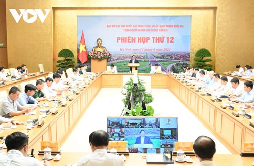 Le Premier ministre Pham Minh Chinh dirige la douzième réunion sur les projets de transport nationaux - ảnh 1