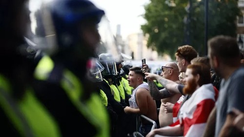 Manifestation contre les immigrants britanniques après le meurtre d'un garçon - ảnh 1