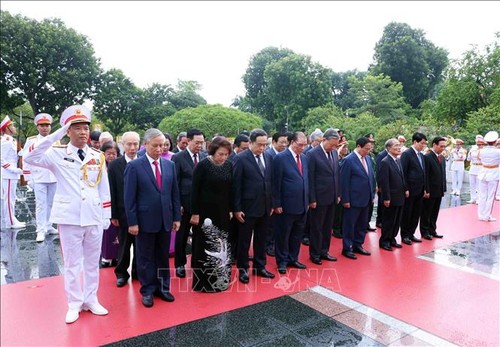 Les dirigeants vietnamiens rendent hommage au Président Hô Chi Minh à l'occasion de la Fête nationale - ảnh 3