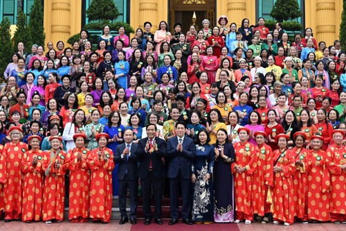 Luong Cuong rencontre des femmes âgées exemplaires - ảnh 1