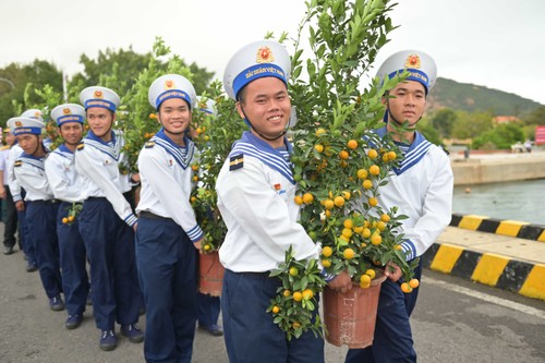 La Marine vietnamienne apporte des cadeaux de Têt aux îles Truong Sa - ảnh 1