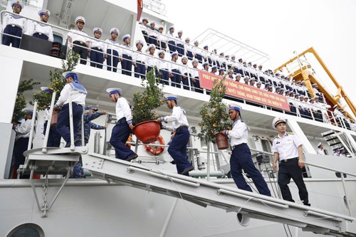 La Marine vietnamienne apporte des cadeaux de Têt aux îles Truong Sa - ảnh 2