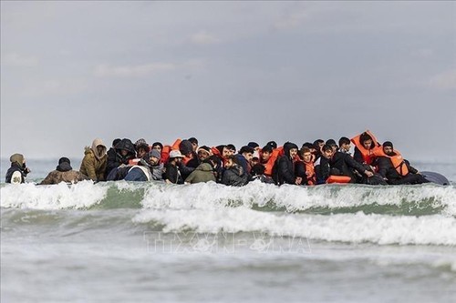 Plus de 2.000 réfugiés et migrants sont morts en tentant de rejoindre l'Europe en 2024  - ảnh 1