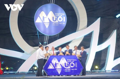 Le Festival du sel de Bac Liêu 2025 célèbre 100 ans de savoir-faire vietnamien - ảnh 2