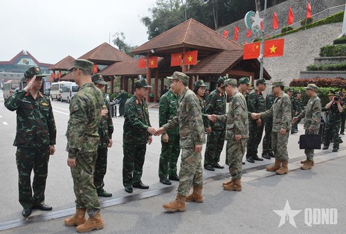 Vietnam-Chine: Échange de délégations médicales militaires en faveur du bien-être des populations des zones frontalières - ảnh 1