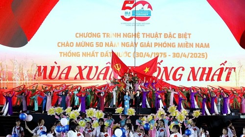 Programme artistique spécial «Le Printemps de la Réunification» - ảnh 1