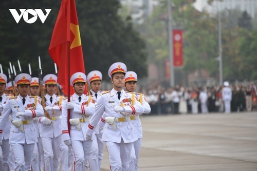 Cérémonie de lever du drapeau: 50 ans d’une nation réunifiée - ảnh 1