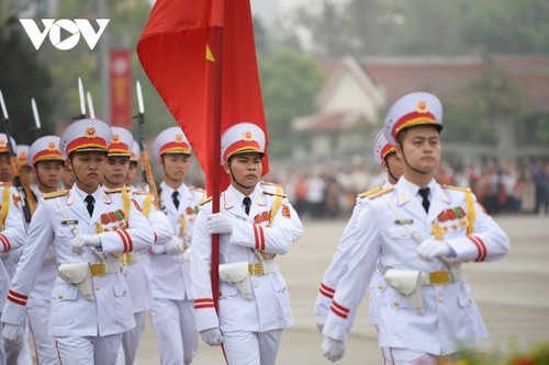Cérémonie de lever du drapeau: 50 ans d’une nation réunifiée - ảnh 2