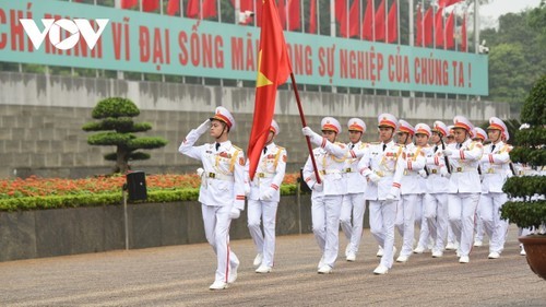 Cérémonie de lever du drapeau: 50 ans d’une nation réunifiée - ảnh 7