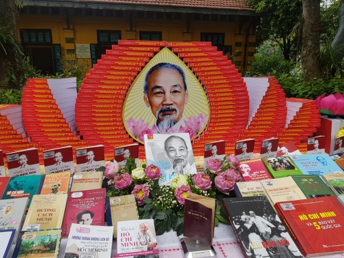 La zone des vestiges dédiée au Président Hô Chi Minh lui rend hommage - ảnh 2