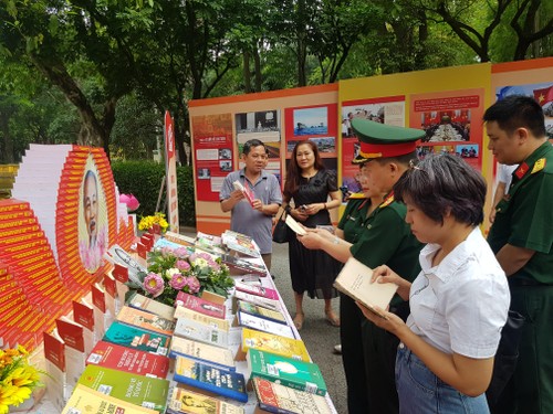 La zone des vestiges dédiée au Président Hô Chi Minh lui rend hommage - ảnh 1