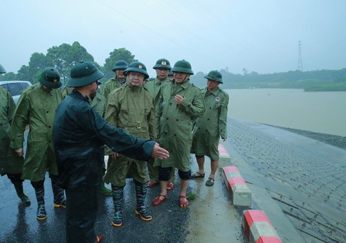 Le vice-Premier ministre Trân Hông Hà sur le terrain face au typhon Wipha à Thanh Hoa - ảnh 1