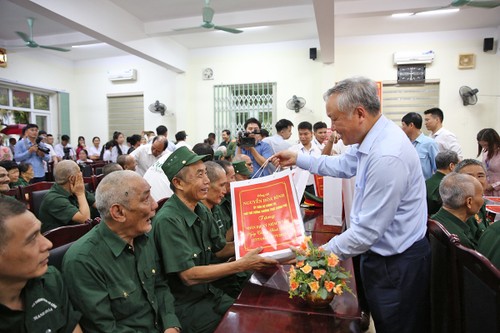 Les dirigeants vietnamiens honorent les héros de guerre - ảnh 1