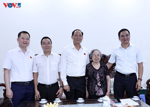 Les dirigeants vietnamiens honorent les héros de guerre - ảnh 2