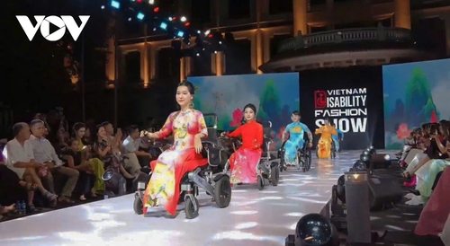 54 mannequins handicapés défilent à Hanoi - ảnh 2