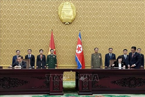 Signature d’une série d’accords de coopération bilatérale entre le Vietnam et la RPDC - ảnh 1