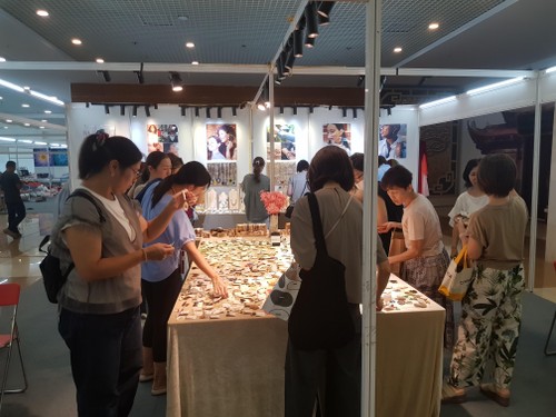 Ouverture de la Foire internationale aux produits artisanaux de Hanoï  - ảnh 2