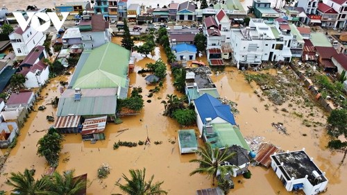 Conclusion du Bureau politique sur la réparation des dégâts causés par les pluies et les inondations dans le Centre du Vietnam - ảnh 1