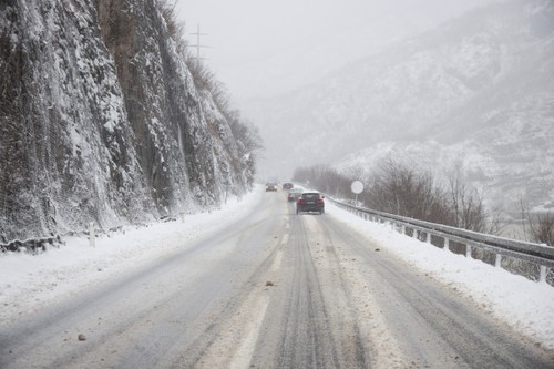 Neige et verglas: de lourdes perturbations à travers l’Europe - ảnh 1