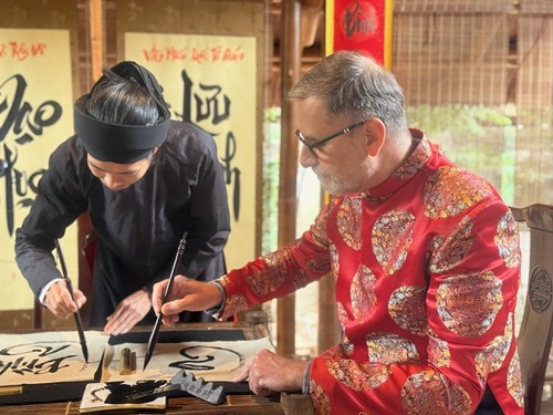 Têt du Cheval: L’ambassadeur de France accueille le printemps sous les couleurs de l’amitié franco-vietnamienne - ảnh 3