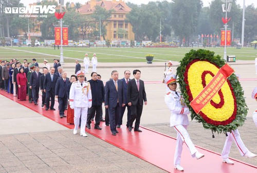 Hommage au Président Hô Chi Minh à Hanoï - ảnh 1