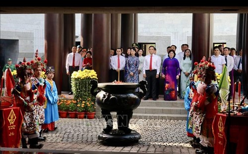 Offrande de bánh Tét aux rois fondateurs à Hô Chi Minh-ville - ảnh 2