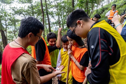 'Bỏ phố về rừng', trẻ được học cách sinh tồn, trồng cây bảo vệ rừng thế nào? - ảnh 9