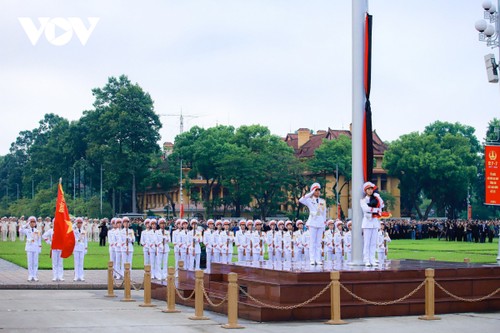 Cơ quan công sở, nhà dân đồng loạt treo cờ rủ Quốc tang Tổng Bí thư Nguyễn Phú Trọng - ảnh 1