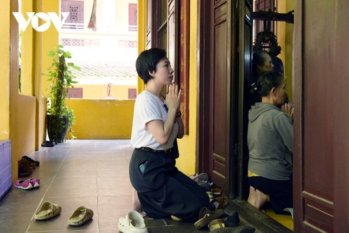 Người Hà Nội và phật tử đến chùa Quán Sứ tưởng niệm Tổng Bí thư Nguyễn Phú Trọng - ảnh 10