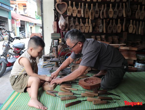 Nghệ nhân hơn 40 năm giữ nghề làm khuôn bánh Trung thu truyền thống - ảnh 13