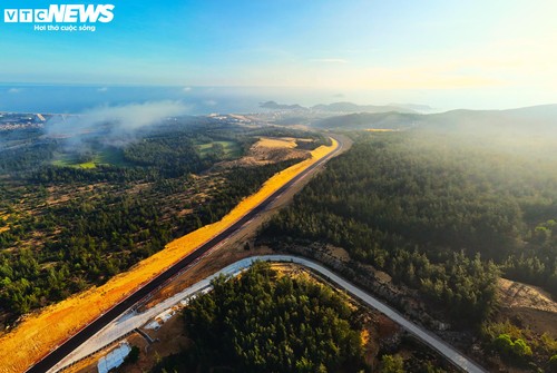 Ngắm cung đường xuyên đồi cát, băng qua điện gió tại Bình Định - ảnh 1