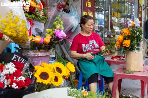 Giá hoa 20/10 tăng mạnh, người bán không kịp ngơi tay - ảnh 3