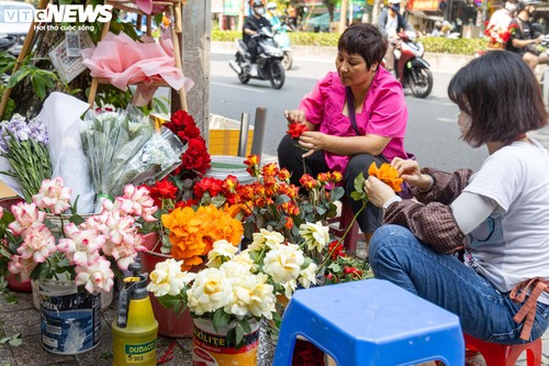 Giá hoa 20/10 tăng mạnh, người bán không kịp ngơi tay - ảnh 4