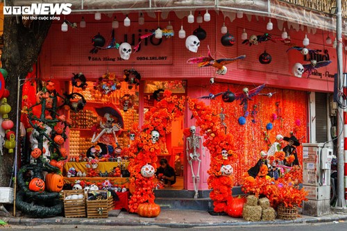 Đồ chơi Halloween ngập tràn, phố cổ Hà Nội trở nên ma mị - ảnh 6