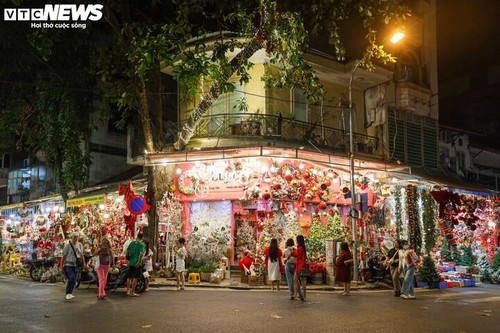 Nghề 'nặn' người tuyết ở Hà Nội kiếm bộn tiền trong mùa Giáng sinh - ảnh 1