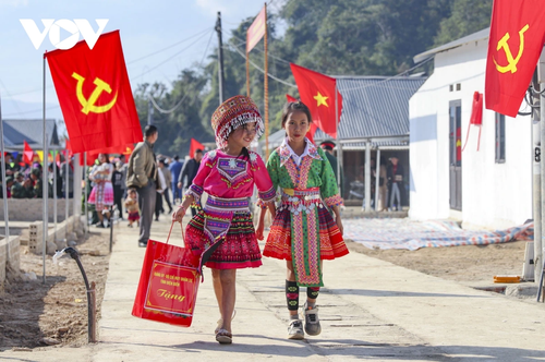 Bàn giao nhà cho đồng bào bị thiệt hại do lũ quét ở Mường Pồn, Điện Biên - ảnh 5