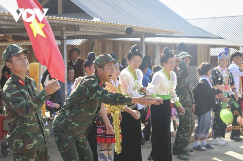 Bàn giao nhà cho đồng bào bị thiệt hại do lũ quét ở Mường Pồn, Điện Biên - ảnh 11