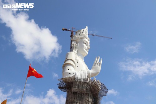 Du khách thập phương chiêm bái tượng Phật Quan Âm lớn nhất Đông Nam Á - ảnh 3