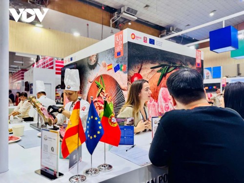 Khách Việt thích thú trải nghiệm ẩm thực đa quốc gia - ảnh 1