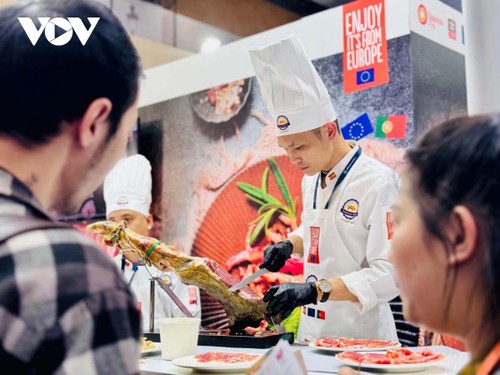 Khách Việt thích thú trải nghiệm ẩm thực đa quốc gia - ảnh 2