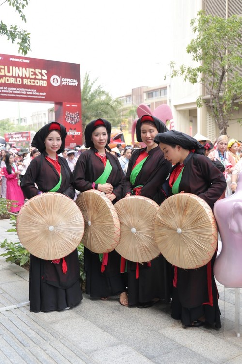 Hàng nghìn người mặc áo dài xác lập kỷ lục tại concert “Anh trai vượt ngàn chông gai“ - ảnh 17