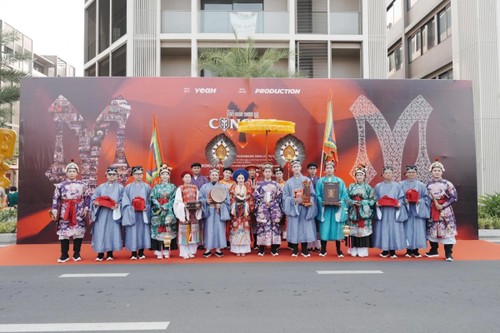 Hàng nghìn người mặc áo dài xác lập kỷ lục tại concert “Anh trai vượt ngàn chông gai“ - ảnh 1