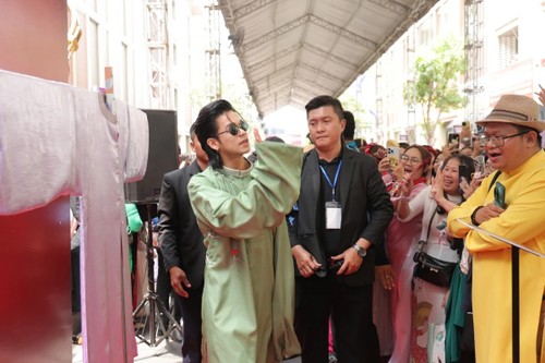 Hàng nghìn người mặc áo dài xác lập kỷ lục tại concert “Anh trai vượt ngàn chông gai“ - ảnh 7