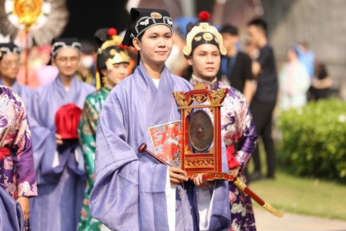 Hàng nghìn người mặc áo dài xác lập kỷ lục tại concert “Anh trai vượt ngàn chông gai“ - ảnh 9