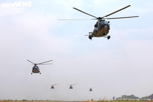 Phi đội trực thăng tập luyện, sẵn sàng cho Lễ kỷ niệm 50 năm Giải phóng Miền Nam - ảnh 10