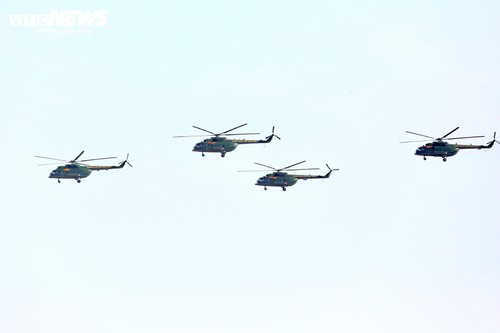 Phi đội trực thăng tập luyện, sẵn sàng cho Lễ kỷ niệm 50 năm Giải phóng Miền Nam - ảnh 11