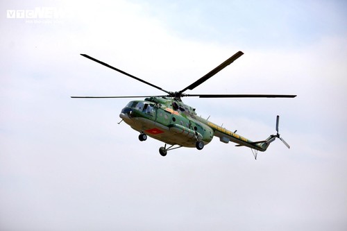 Phi đội trực thăng tập luyện, sẵn sàng cho Lễ kỷ niệm 50 năm Giải phóng Miền Nam - ảnh 12